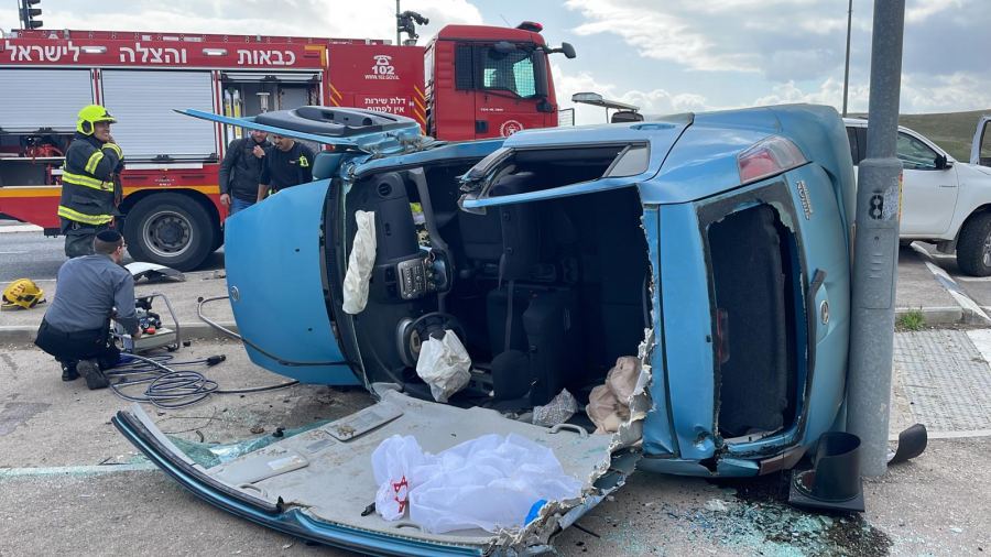 تخليص عالقين جراء حادث طرق بالقرب من كفار ادوميم